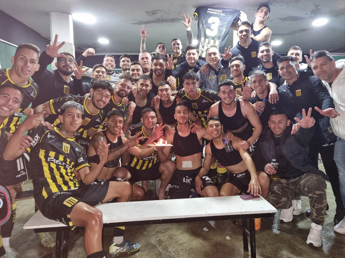 Foto:@Club_AlteBrown. El plantel de la Fragata festeja el triunfo valioso alcanzado en Mataderos ante Nueva Chicago