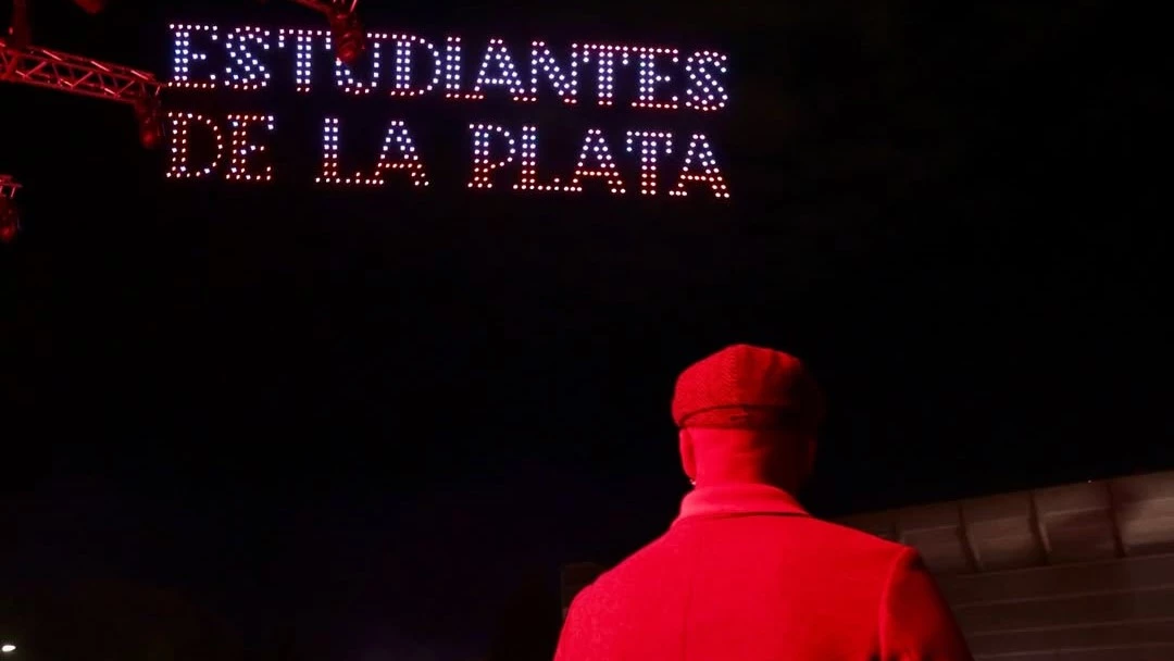 Verón observa el show de drones para recibir el aniversario 120 del club. Foto: Instagram Estudiantes.