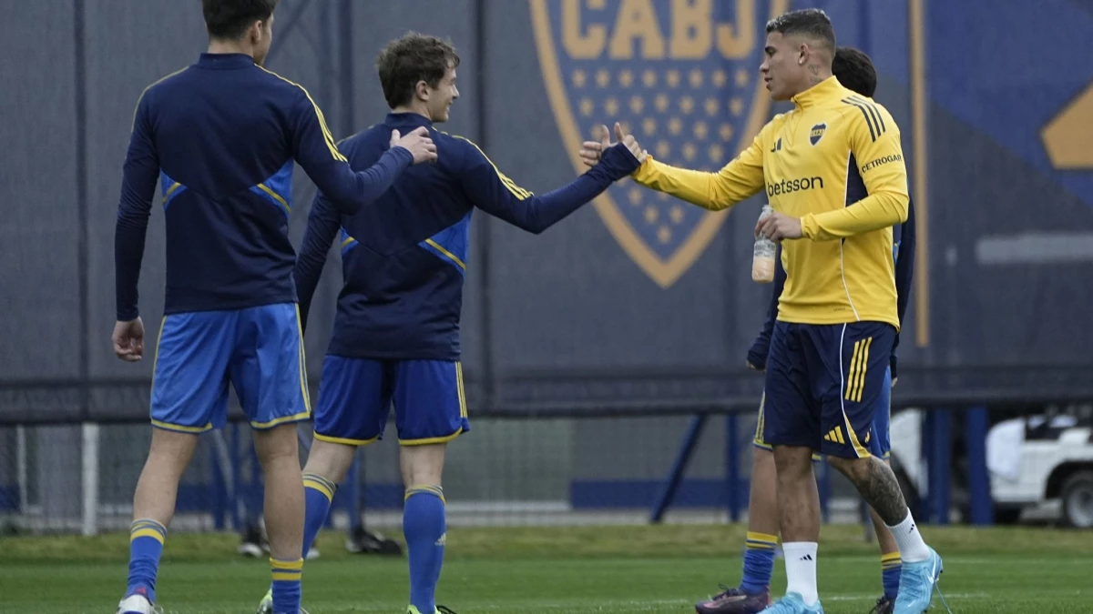 Ayrton Costa volvió a entrenarse a la par del grupo luego de 45 días debido a un desgarro. (Foto: @BocaJrsOficial)