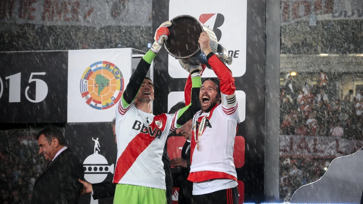 Foto: Prensa River. Los capitanes, Fernando Cavenaghi y Marcelo Barovero, levantan la Libertadores 2015 bajo la lluvia.