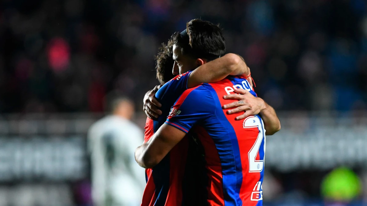 Cuello se abraza con su asistidor Cerutti en el festejo del gol de San Lorenzo | Foto: Eliana Obregón