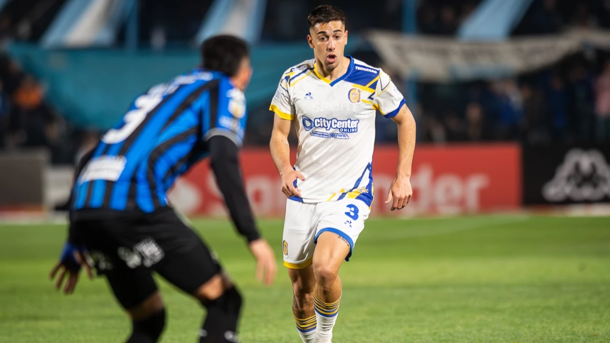 Sández encara y Villa espera agazapado en la marcación | Foto X@RosarioCentral