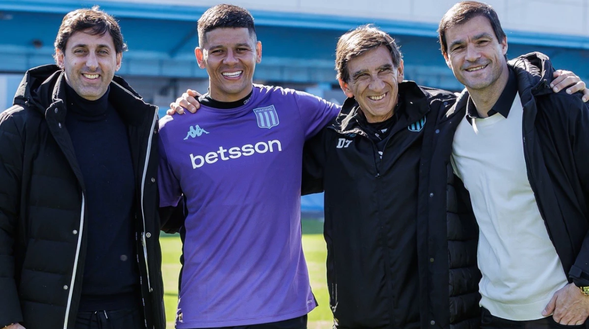 Rojo, junto al presidente Diego Milito, Costa y el director deportivo, Sebastián Saja ((Foto: X@RacingClub)