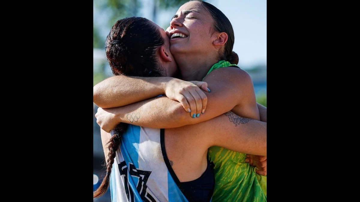 El abrazo de Bonomi y Balsas después de ganarle la final a Alemania. Foto: IHFKolektiff