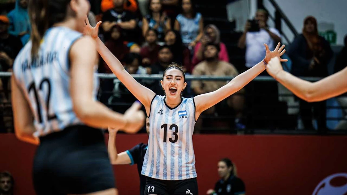 Foto: Fivb. &nbsp;Lara Martínez Casas festeja uno de sus puntos en el triunfo ante Indonesia que la tuvo en la formación inicial