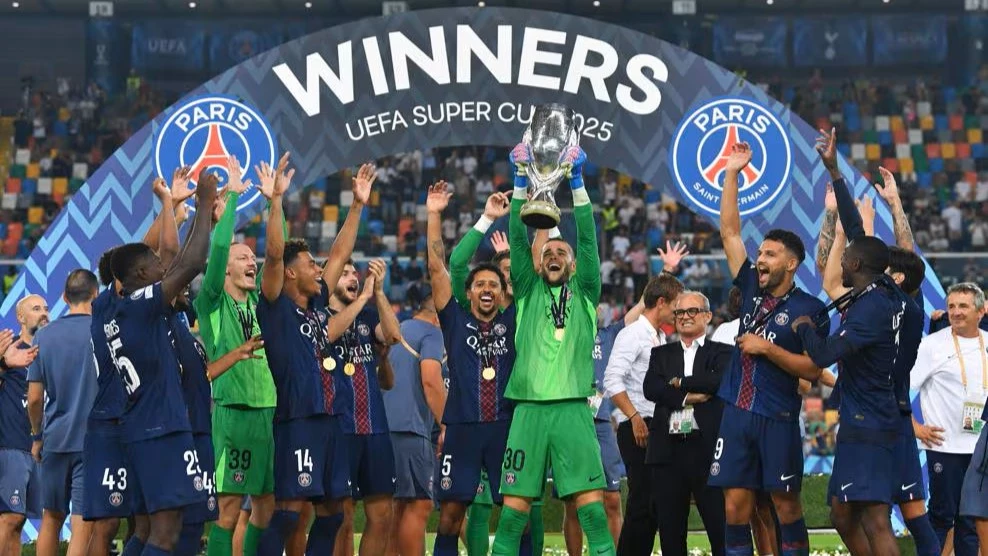 El recien llegado arquero Lucas Chevalier levanta la Supercopa de Europa para el PSG. foto: @uefa