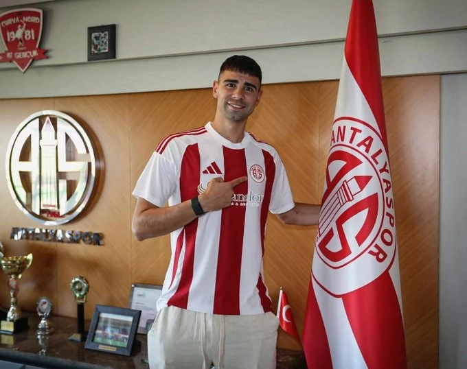Foto:@Antalyaspor. El defensor argentino Giannetti jugará en la Superliga del fútbol de Turquía