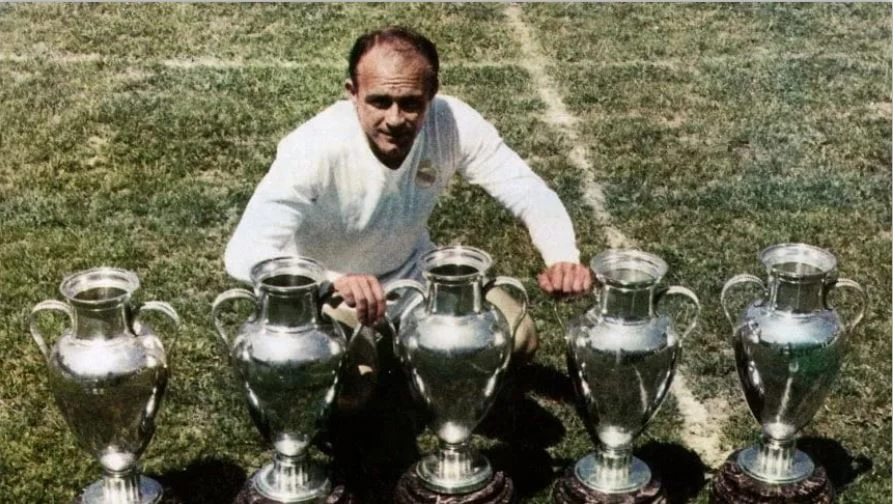 Di Stéfano posta con las copas. Foto: Prensa Real Madrid.