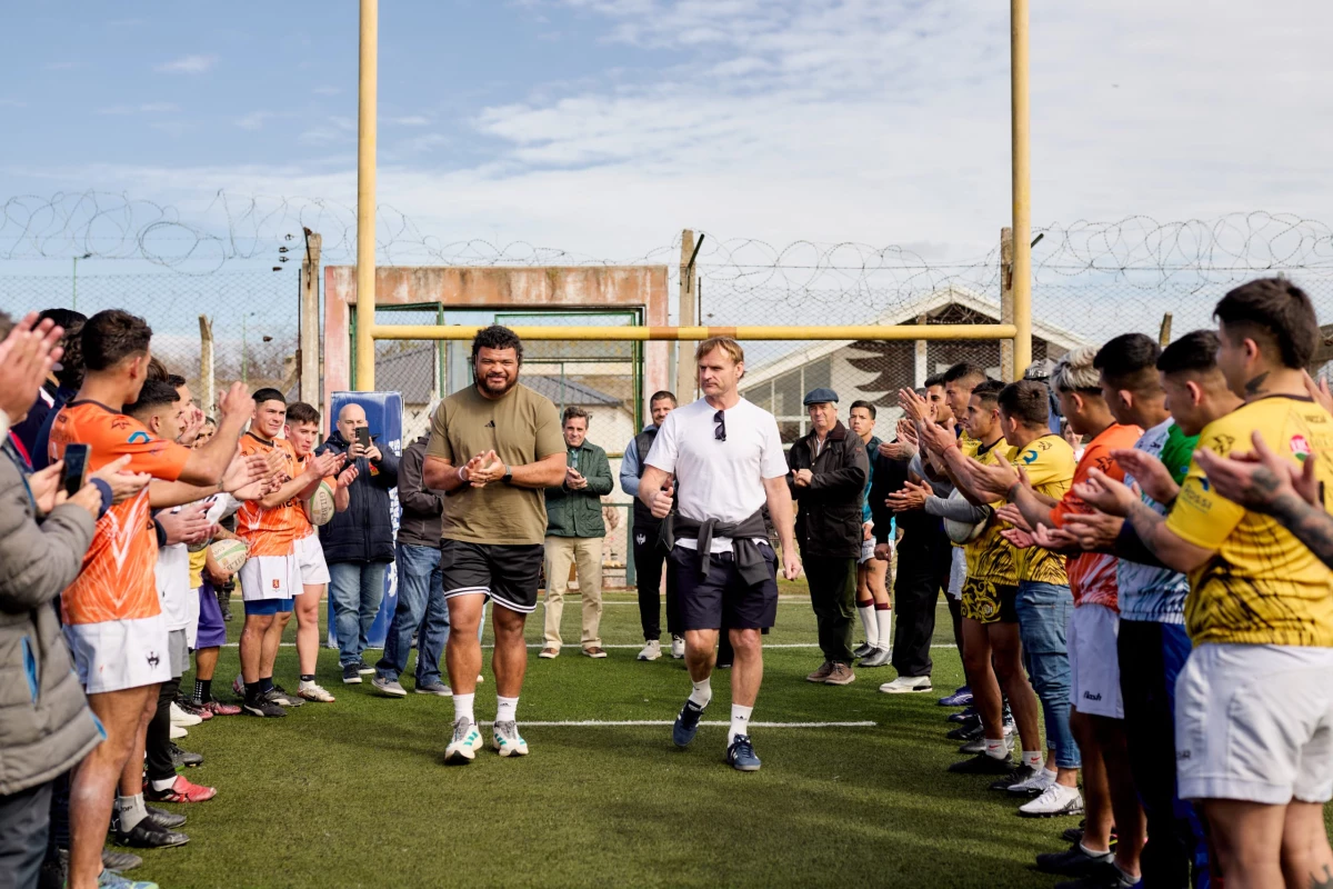 Foto:Robertson y Tosi son bienvenidos por los internos del penal de San Martín que integran el programa Espartanos