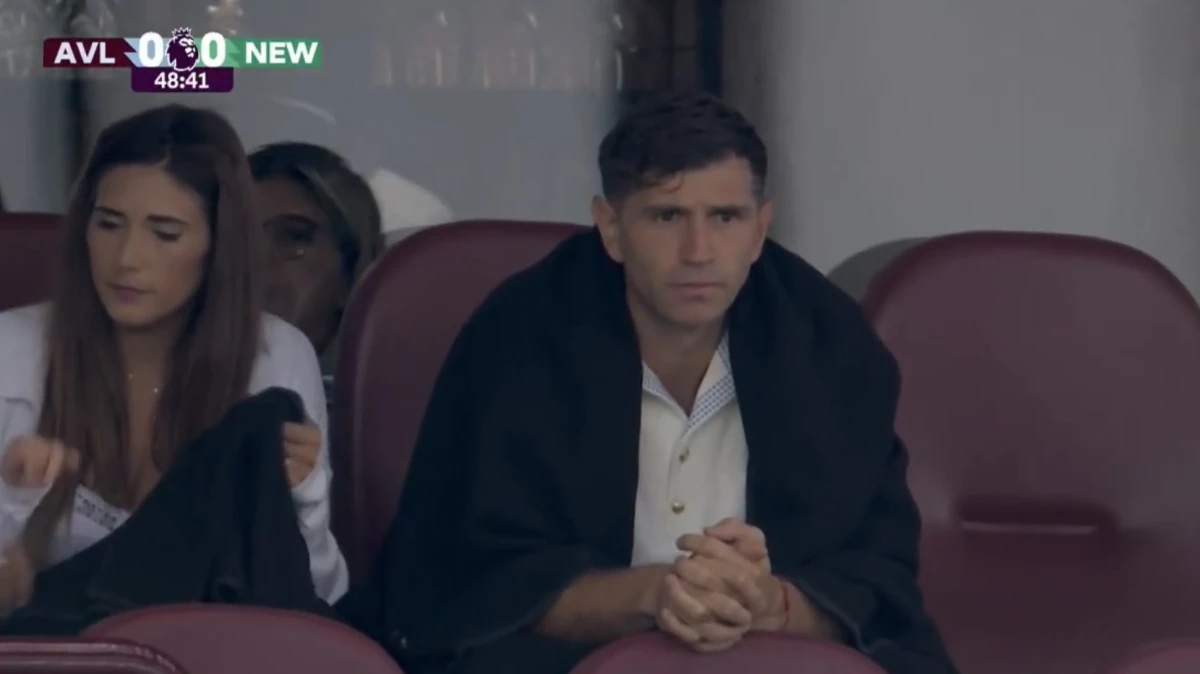 Dibu Martínez observa desde un palco el empate de Aston Villa. foto: @premierleague
