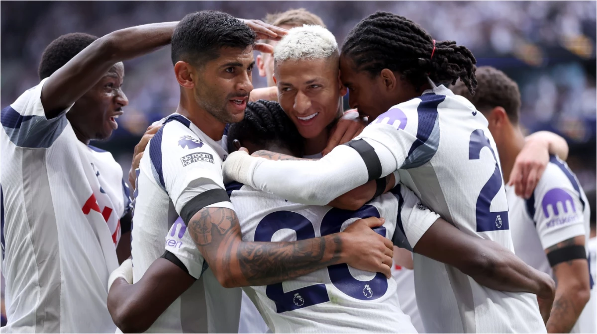 Cuti Romero y sus compañeros abrazan a Richarlison, autor de &nbsp;uno de los goles de los Spurs. foto: @premierleague