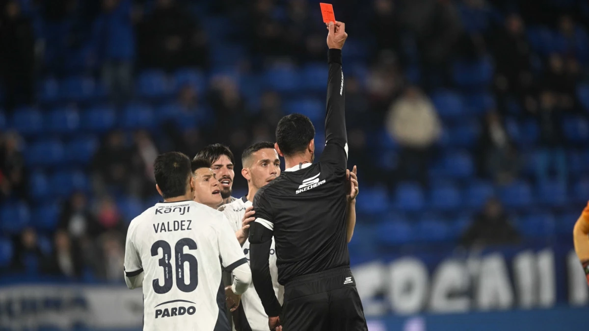 Rey Hilfer expulsó a Lomónaco por un penal sobre Galván | Foto: Fernando GensContenidos Informativos