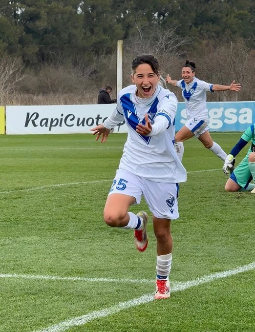 Foto:@FemeninoVélez. Ludmila Díaz celebra el primero de los dos goles que anotó