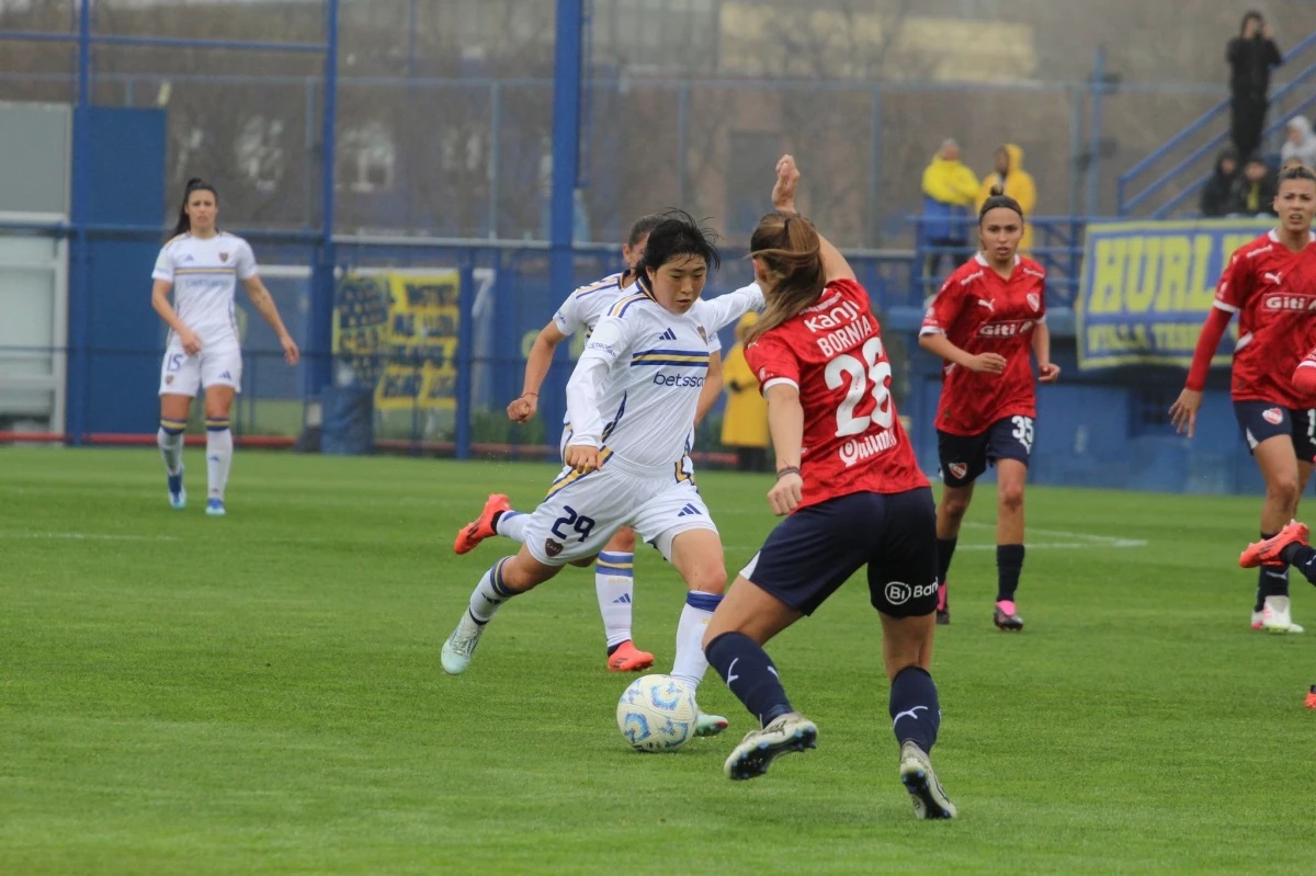 Foto:@BocaFutFemenino. La japonesa Sasaki ensaya un tiro al arco. Empate entre Boca e Independiente