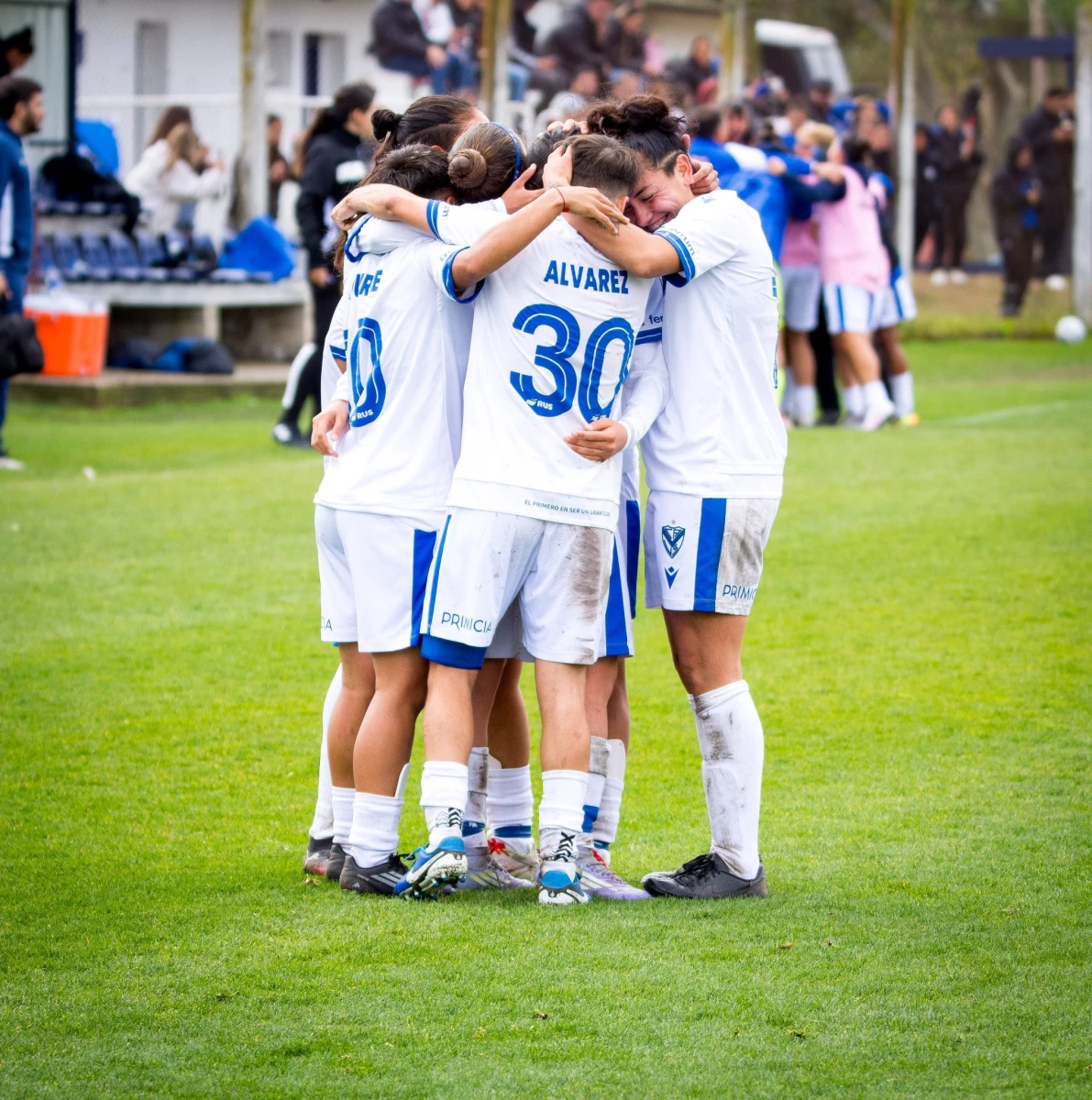 Foto:@FemeninoVelez. Las chicas velezanas golearon en Estancia Chica: 4-1 a Gimnasia