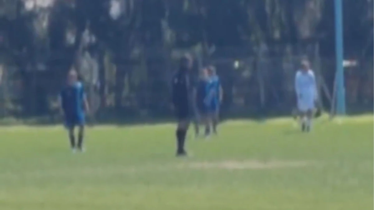 El juez dirigió sin moverse el partido de juveniles C entre Roma y Argentino Rosario.&nbsp;