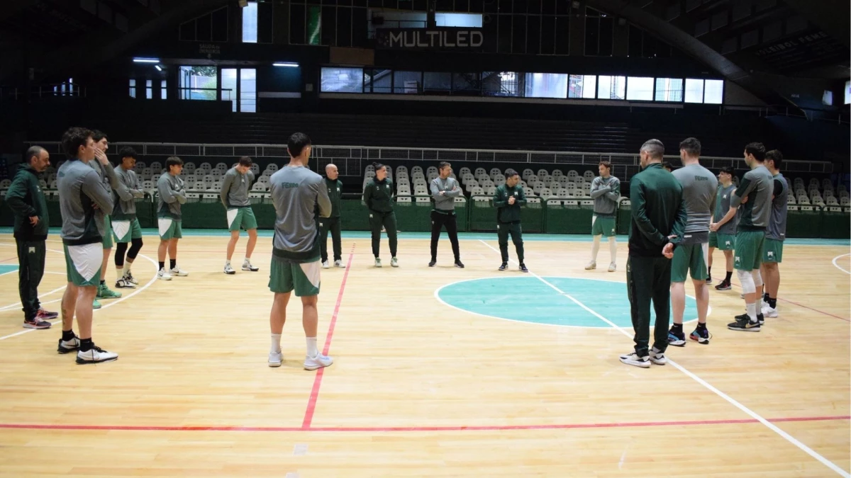 Foto:@ferrobasquetok. El plantel de Ferro inició la pretemporada, con miras a la próxima LNB