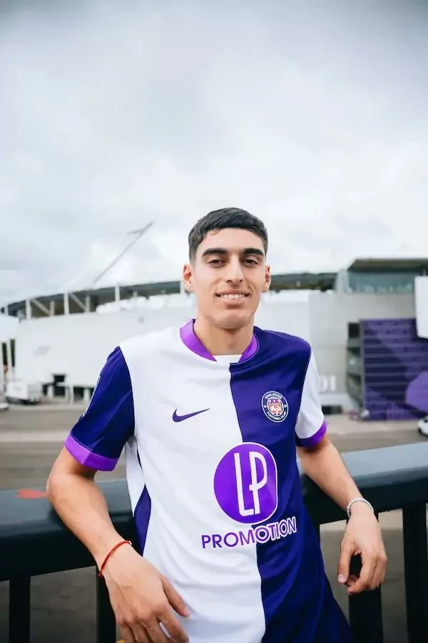 Foto:@ToulouseFC. El cordobés Vignolo posa con la camiseta del Toulouse y el estadio de fondo