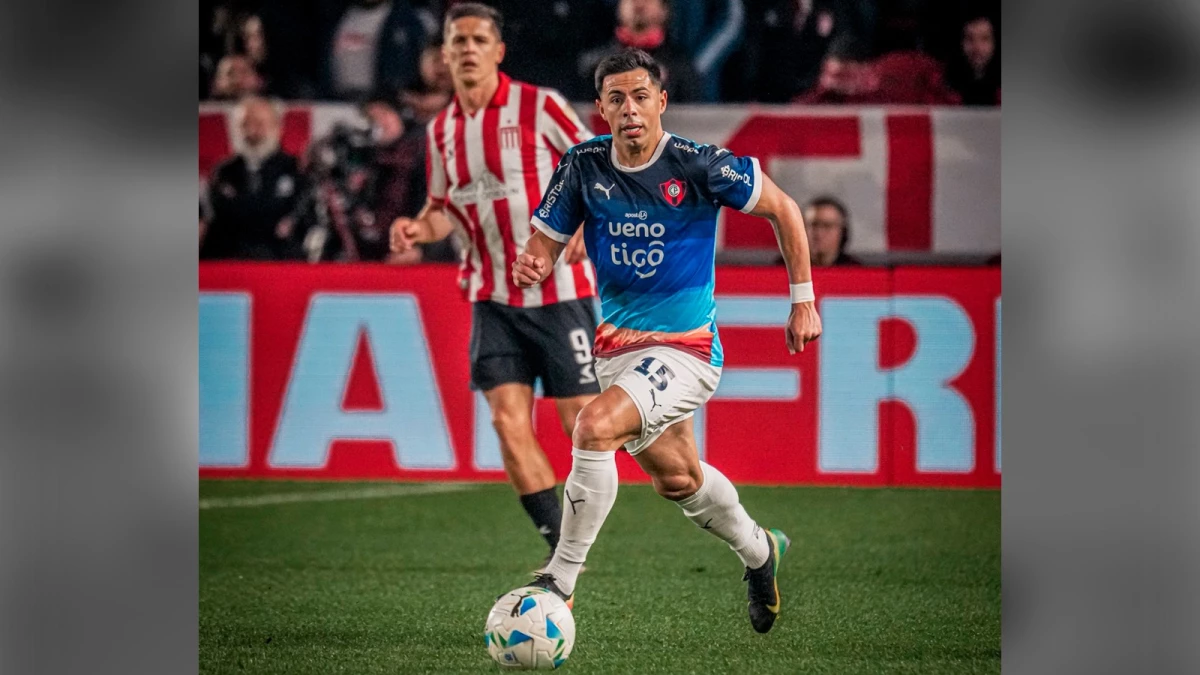 La lleva Blás Riveros ante la persecución de Guido Carrillo | Foto X@CCP1912oficial