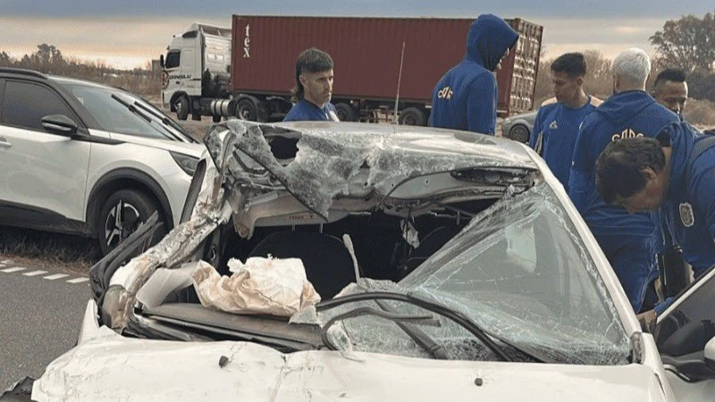 El auto del juvenil Kevin Gutiérrrez, tras el accidente sufrido cuando se dirigía al entrenamiento de Rosario Central. (Foto: @TomasDvoretzky)