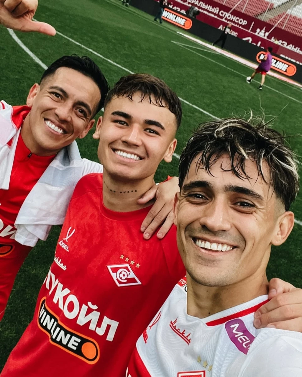 Foto:@fcsm_esp. Barco, el costarricense Ugalde y el goleador Solari están felices tras la victoria del Spartak Moscú en el fútbol de Rusia