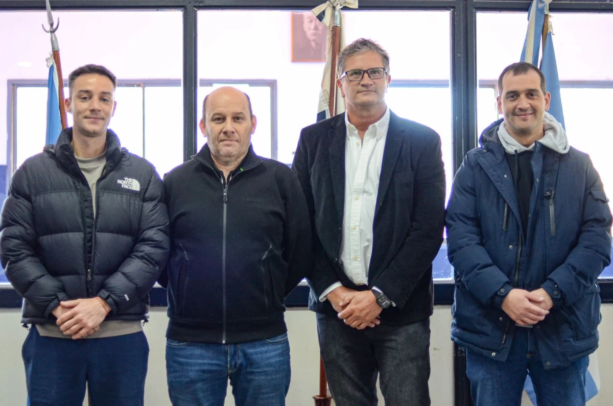 Foto:@qacoficial. Carlos Giulianetti (segundo desde la izquierda) fue ungido como nuevo presidente de Quilmes, tras la Asamblea