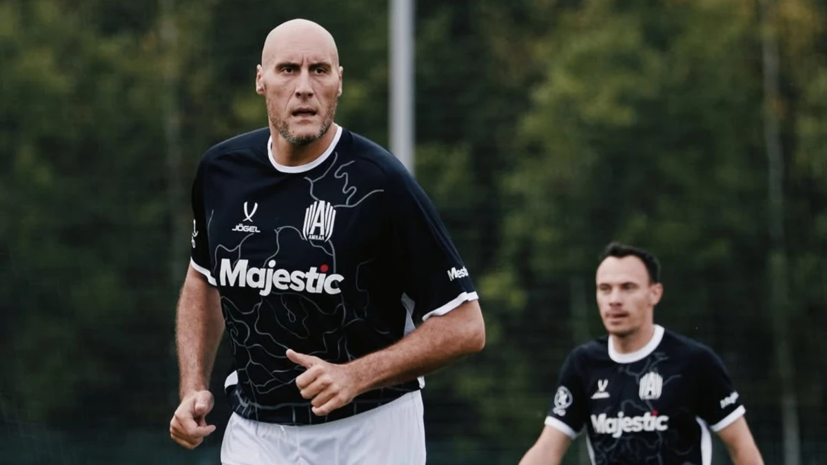 Foto:X de Podkolzin. El gigante ruso de 2,26 metros de altura debutó como futbolista