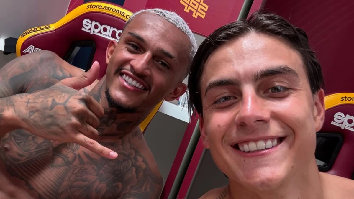 Dybala tras el partido junto a Wesley, el goleador del encuentro.