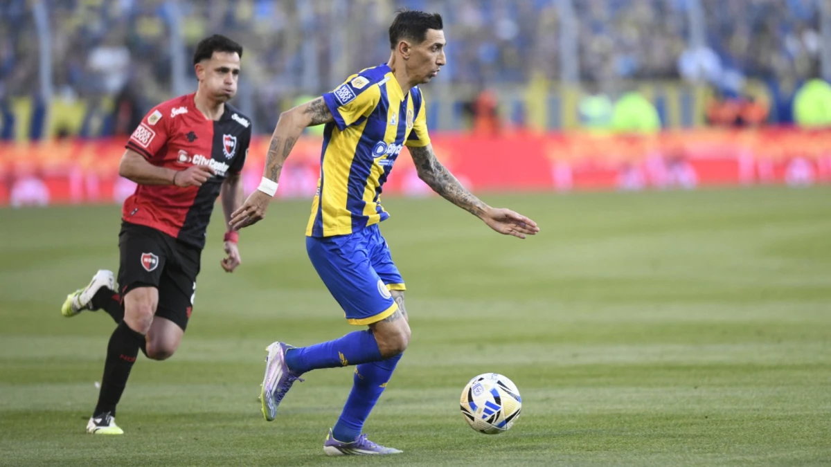 Di María se lanza al ataque perseguido por Gonzalo Maroni. foto: @afa&nbsp;