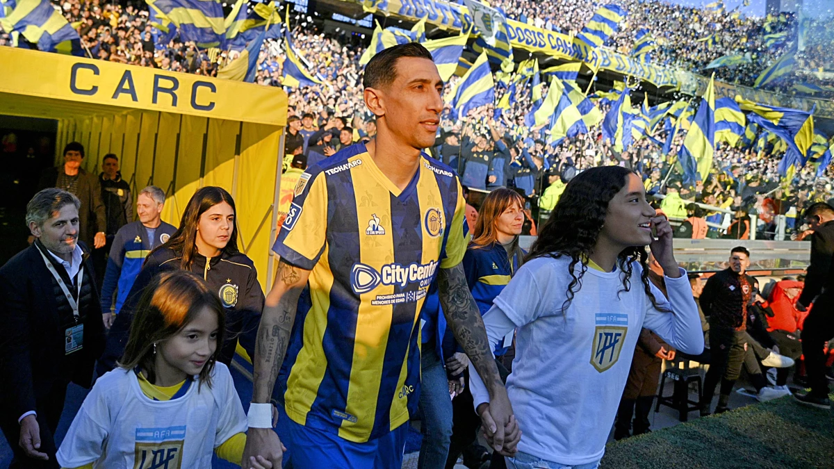 Di María entra al Gigante acompañado por sus hijas. foto: @afa
