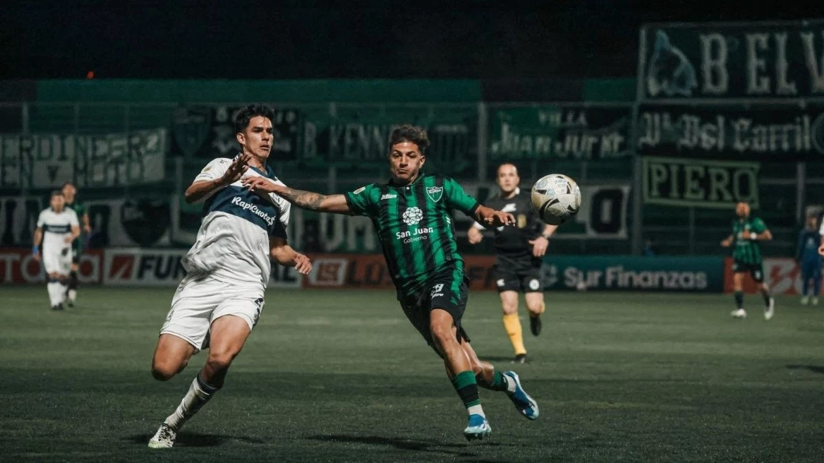 Foto:@CASanMartinSJ. Iacobellis corre en procura de la pelota. El ex All Boys convirtió y le dio el triunfo a los sanjuaninos