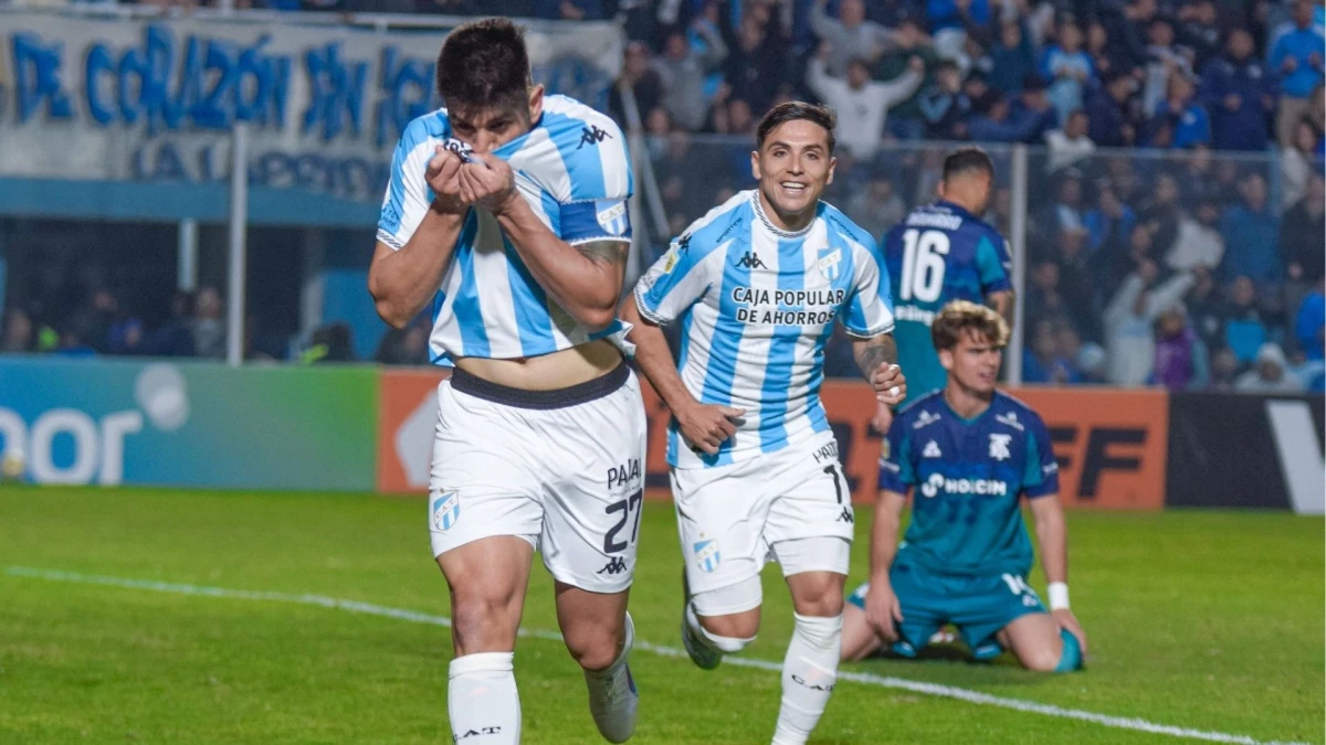 Foto: Prensa de Atlético Tucumán. El delantero Leandro Díaz festeja su gol, el primero de Atlético en el partido.