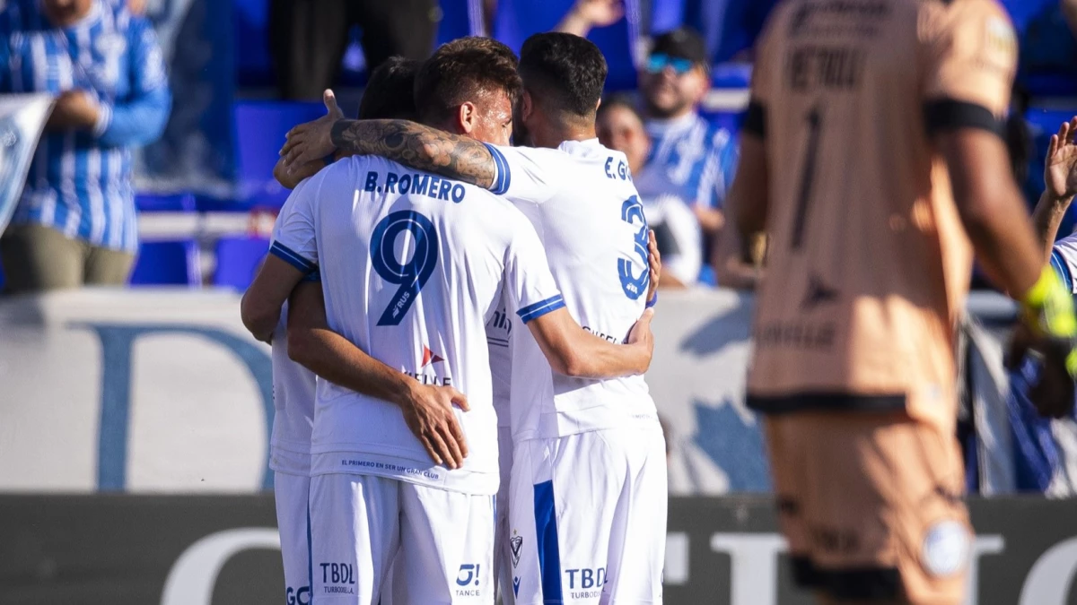 Carrizo, Romero y Gómez festejan el gol del joven atacante | Foto X@Velez