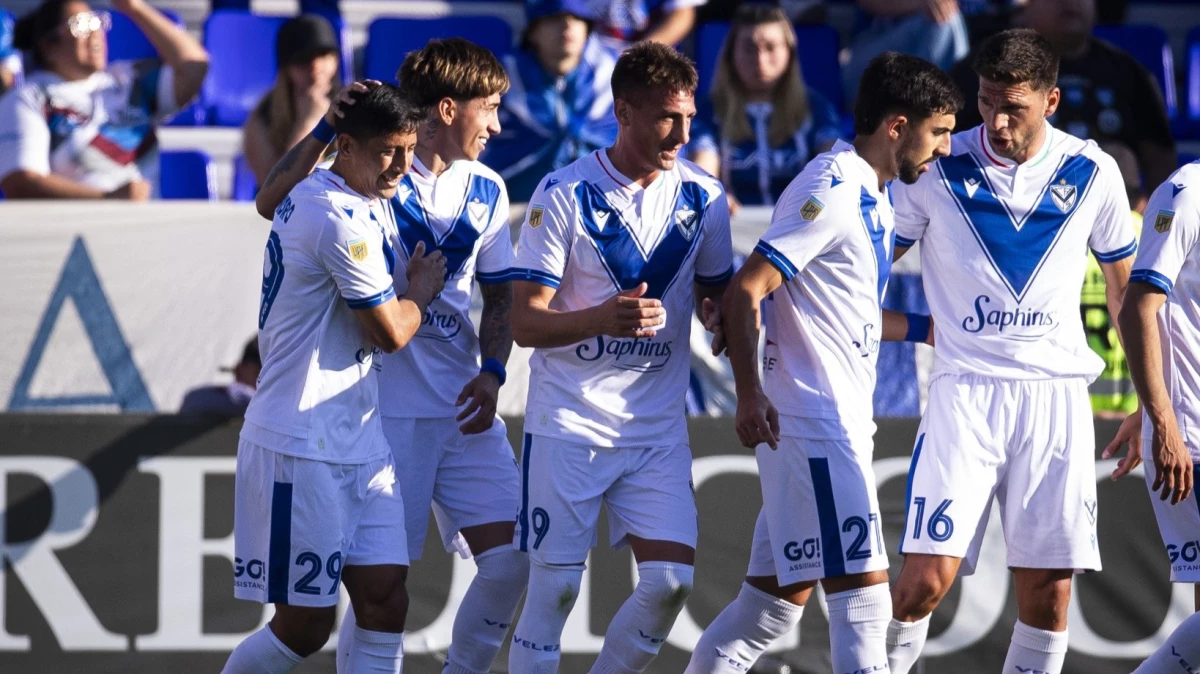 Aliendro, Carrizo, Romero, Gordon y Magallán celebran el primer gol del Fortín al Tomba | Foto X@Velez