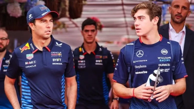 El mexicano Sergio Checo Pérez junto a Franco Colapinto en 2024, cuando el argentino manejaba para Williams.&nbsp;