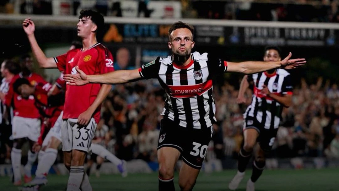 Verman allanó el camino del triunfo de Grimbsy, de la cuarta división | Foto X@officialgtfc