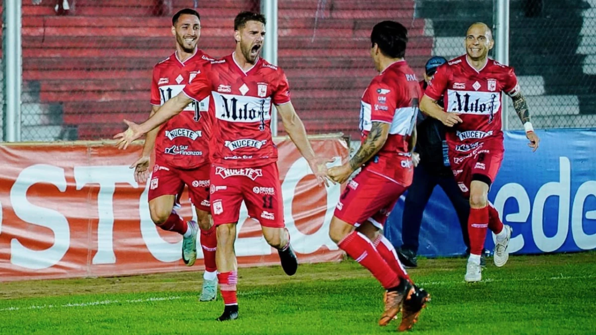 Foto: Emiliano Franco celebra su gol, el de la importante victoria de Deportivo Morón sobre el líder Gimnasia y Esgrima, de Mendoza.