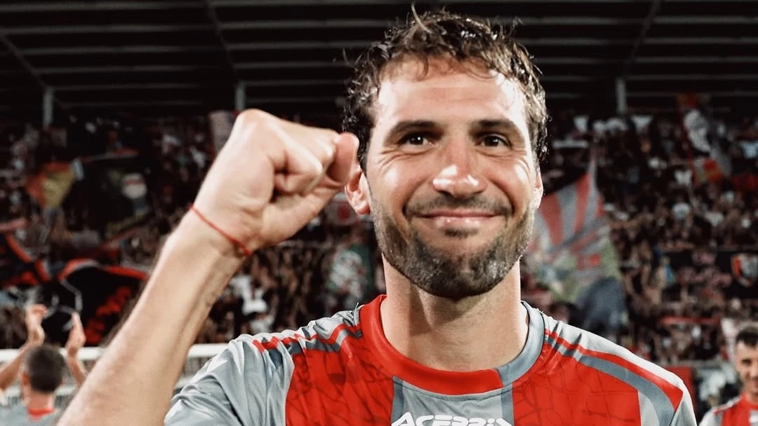 El ex Belgrano Franco Mudo Vazquez celebra la victoria de Cremonese. foto: @seriea