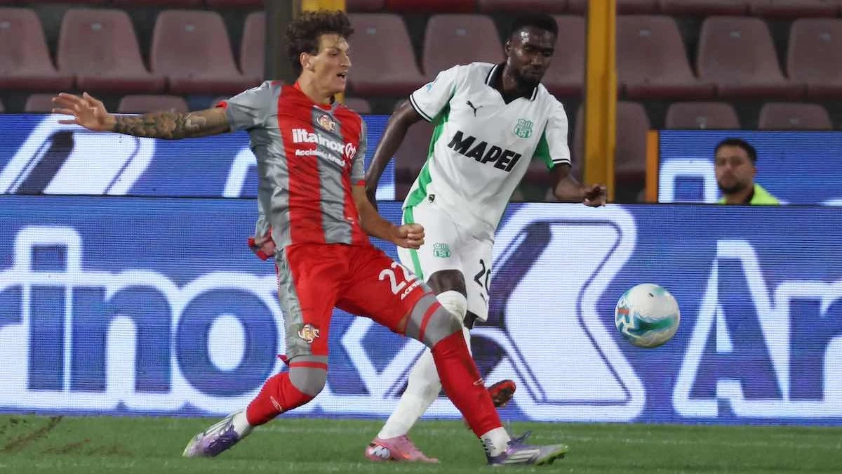 Romano Floriani Mussolini, defensor de Cremonese y bisnieto del dictador Mussolini, lucha con un rival de Sassuolo. foto: @seriea &nbsp;