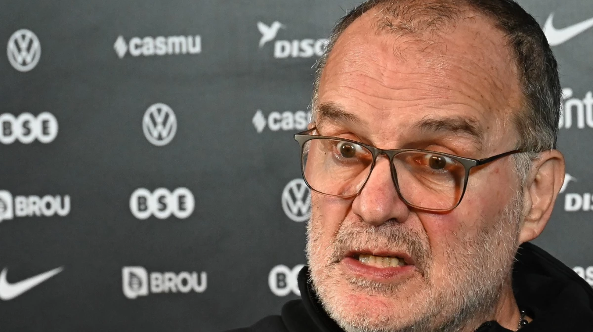 Foto: Marcelo Bielsa se apoya en sus creencias y las sostiene a pie firme.
