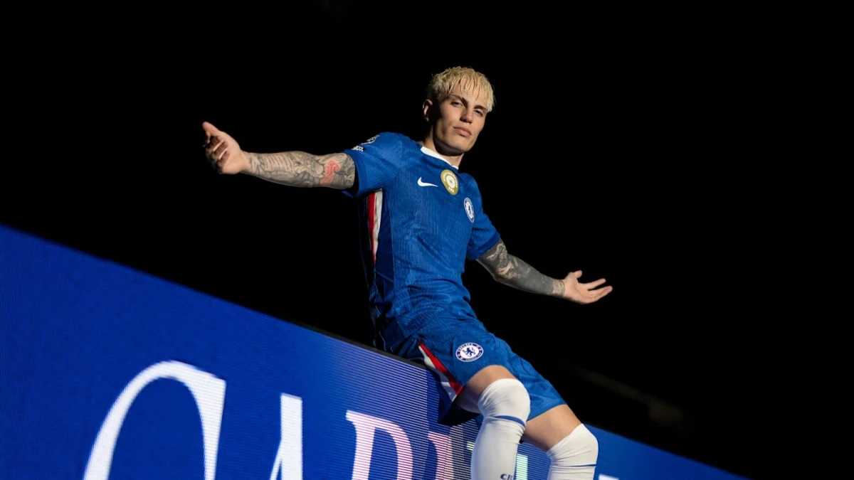 Garnacho posa en su presentación en Chelsea. foto: @chelseafc