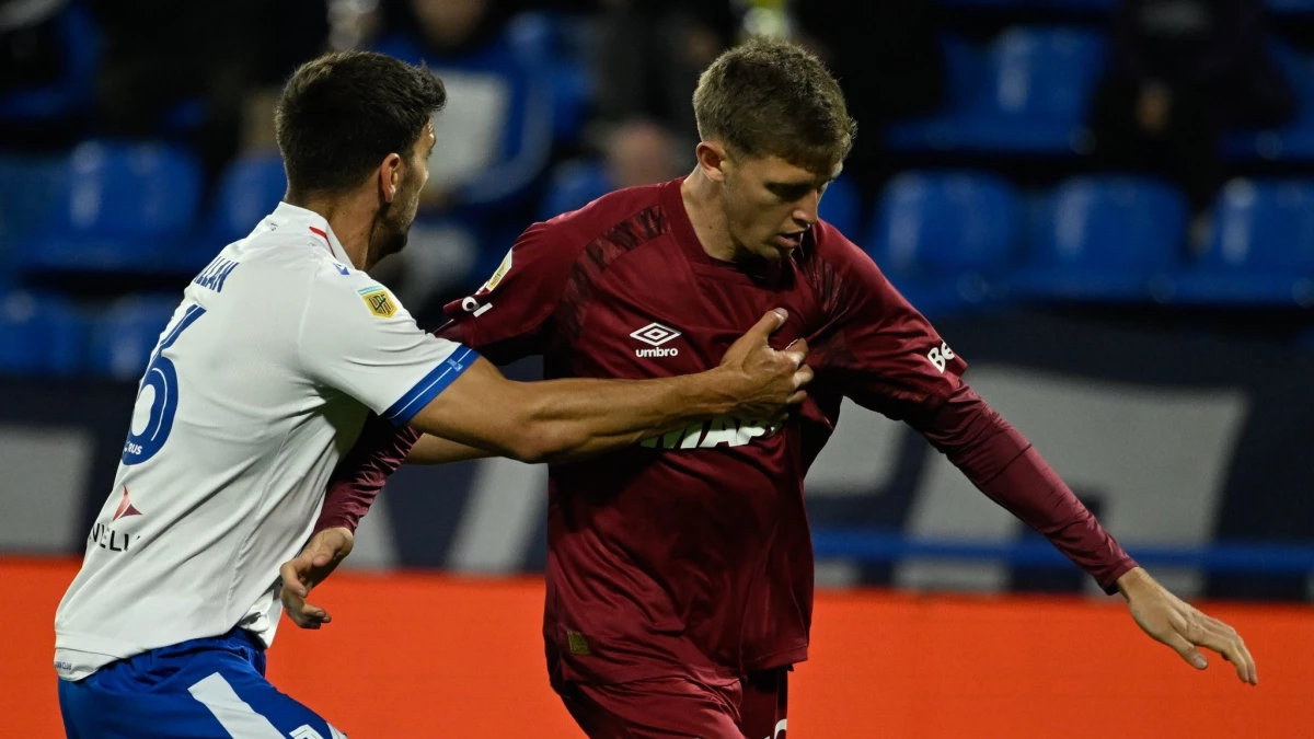 Magallán sujetta a Castillo, goleador del Granate | Foto X@clublanus