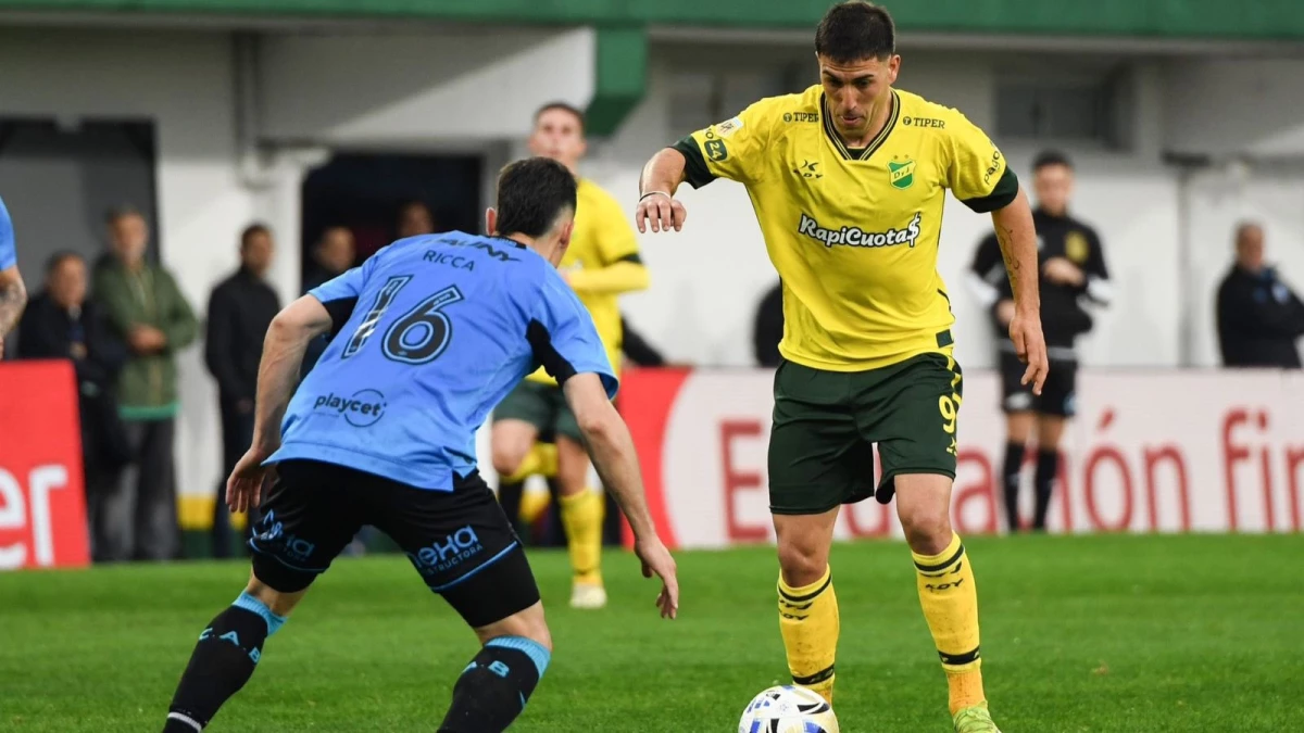 Miritello encara a Ricca | Foto X@ClubDefensayJus