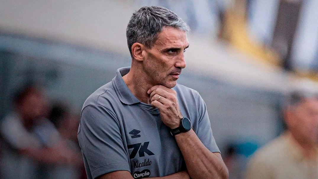 Foto:@SantosFC. El argentino Juan Pablo Vojvoda debutó como DT del Santos con un empate ante Fluminense