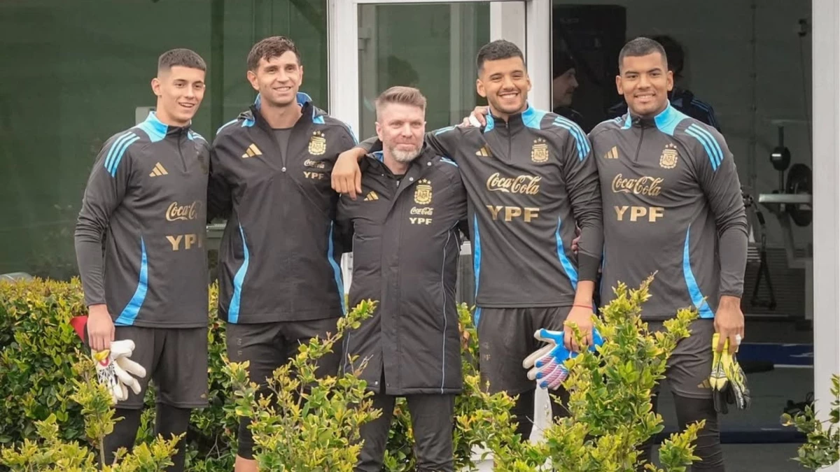 José Castelau de Roa junto al “Dibu” Martínez, Rulli y Benítez.