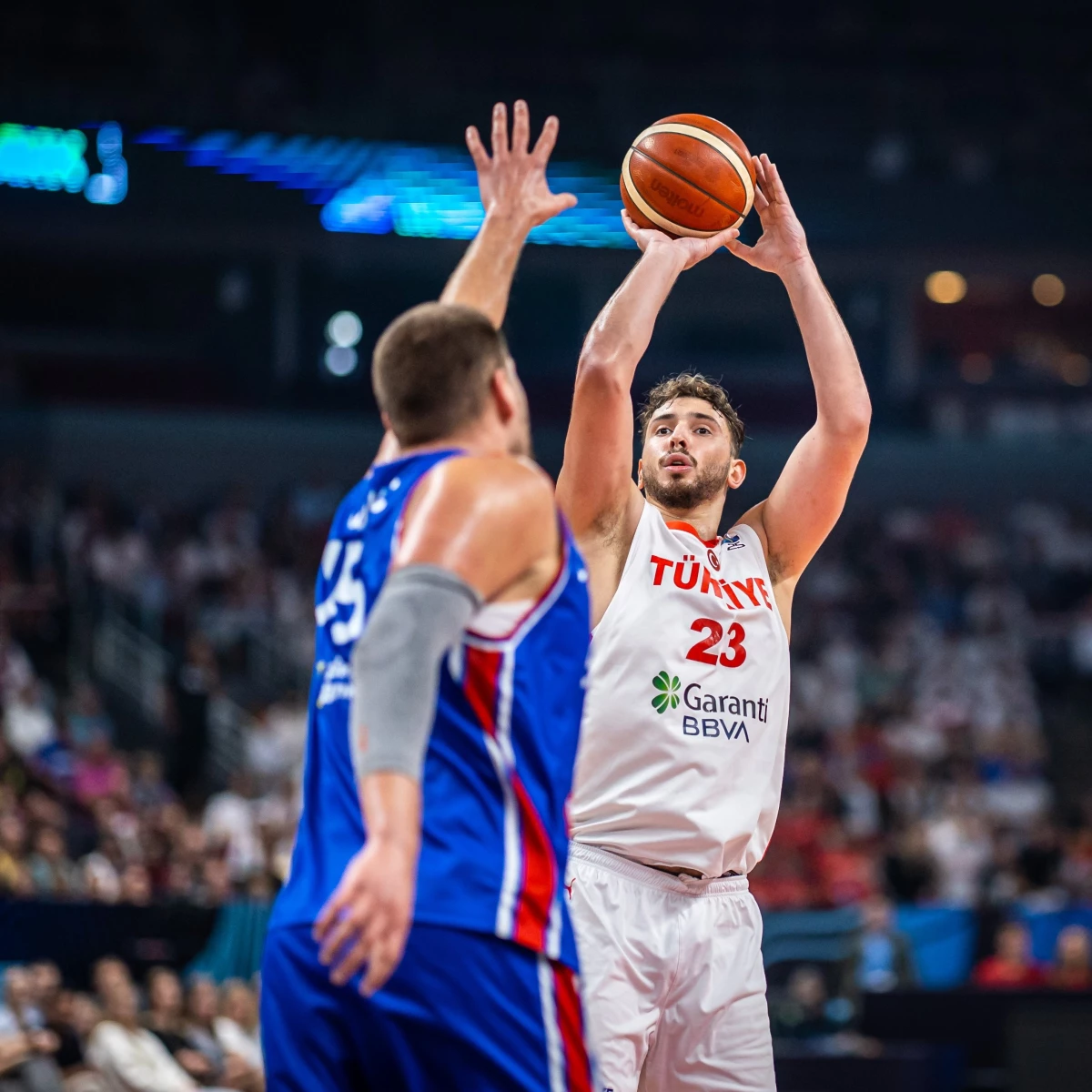 Foto:@EuroBasket. Turquía prevaleció frente a Serbia y ganó la zona A