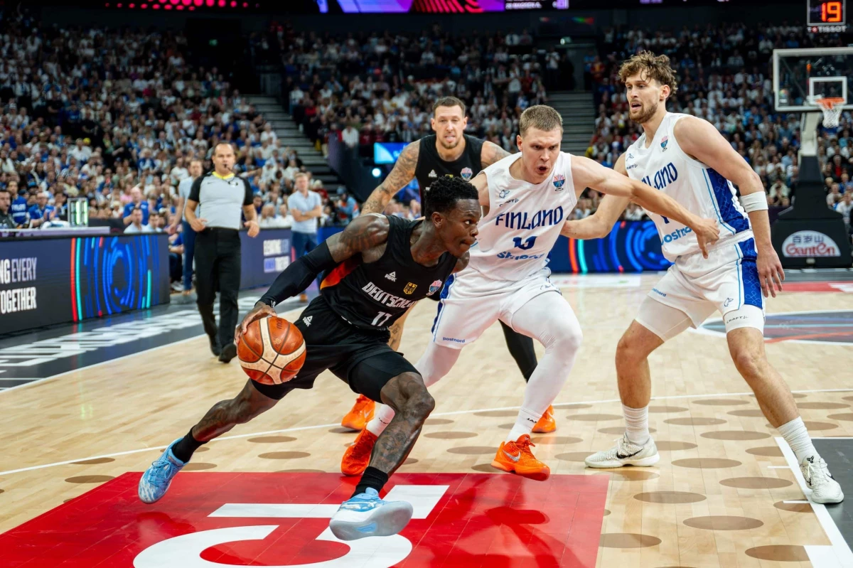 Foto:@EuroBasket. El base Dennis Schroder conduce en la victoria del campeón del mundo sobre Finlandia