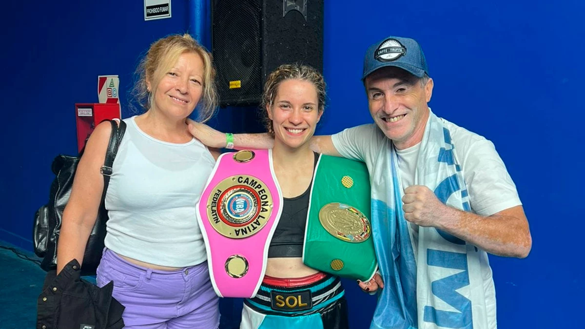 Sol con mamá Sonia y papá Angel, ex futbolista. Foto: Gentileza Sol Cudos.