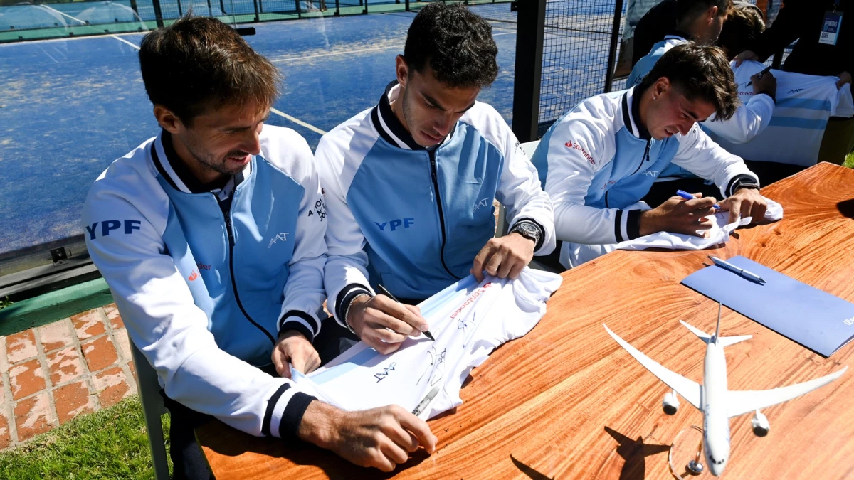 Etcheverry, Cerúndolo y Comesaña firman camisetas en el entrenamiento argentino (Foto: Alejandro Santa CruzContenidos Informativos)