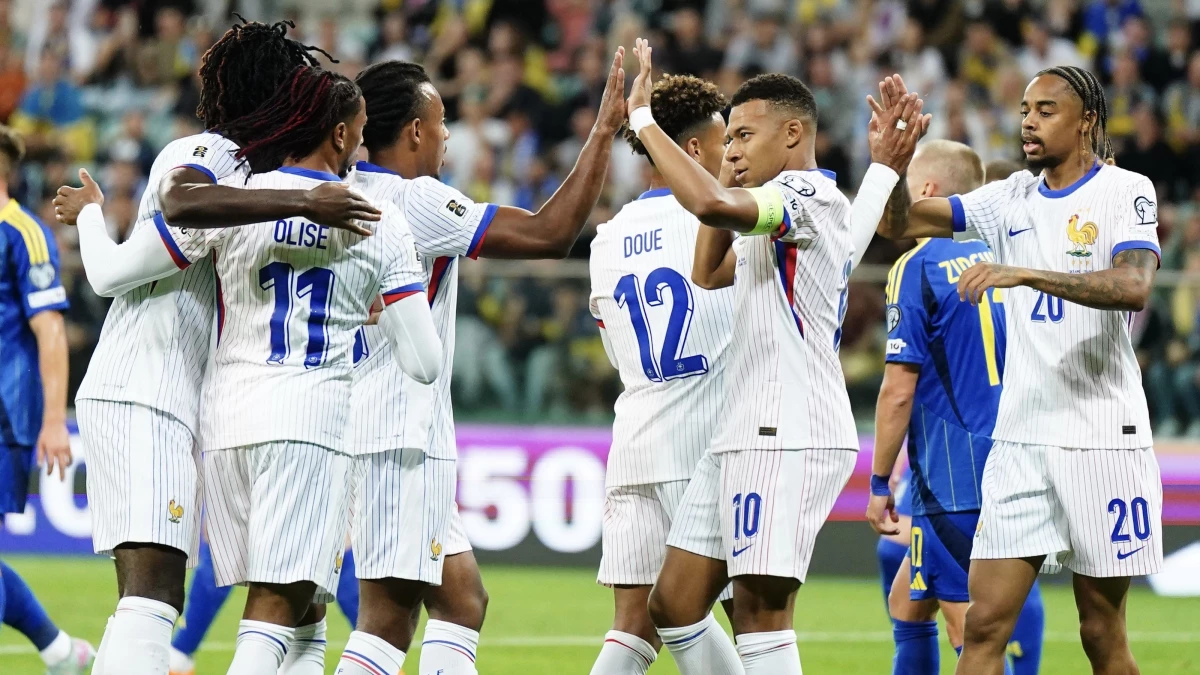Los franceses rodean a Olise para felicitarlo por su gol. foto: @uefa.